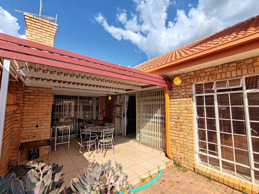 3 Bedroom Property for Sale in Van Der Hoff Park North West